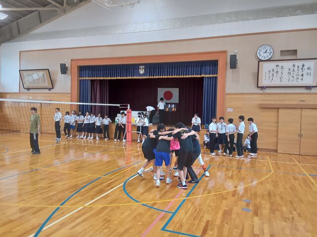 校長先生と円陣を組んでいざ勝負！